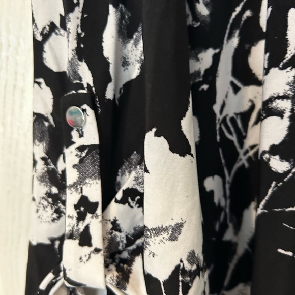 NWOT Cocomo Black & White Floral Hi/Lo Top - Picture 4 of 6